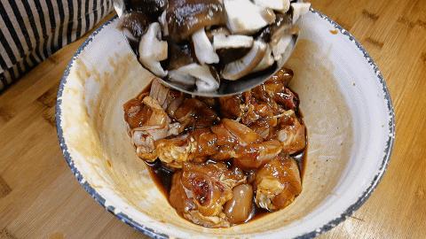 鸡腿香菇土豆粉条的做法大全家常,鸡腿配香菇超级好吃