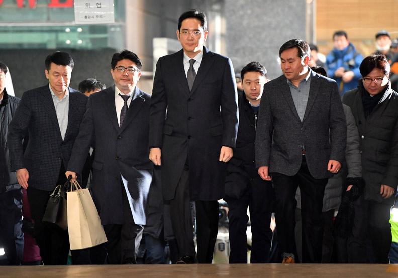 普京穿一套黑风衣,普京穿黑衬衫披外套