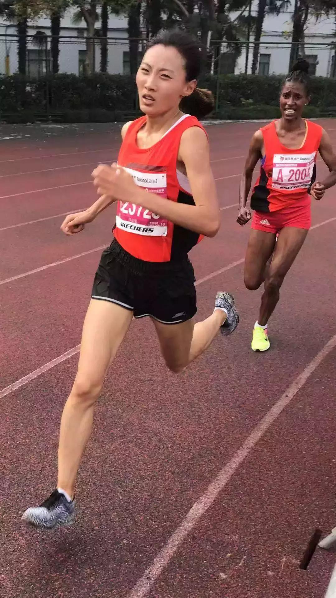 这个女生厉害了，用平均3分30秒的配速跑完上马