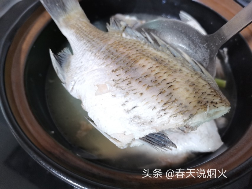 海边人教你炖鱼的小妙招，3步炖出鲜而不腥的鱼汤，喝过的都点赞