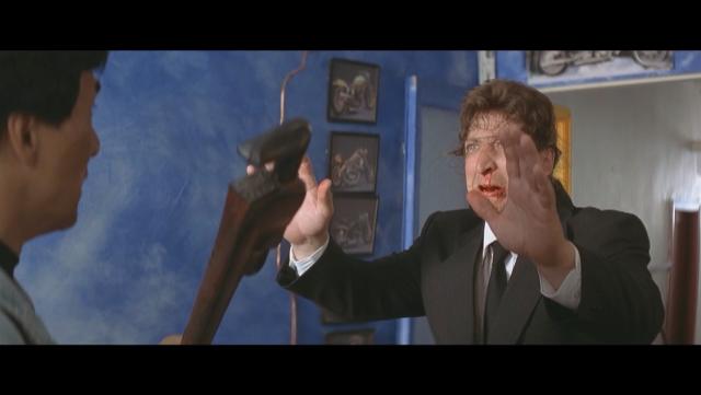 1995年成龙不要命的一跳，拿下8230万票房，让好莱坞也竖起大拇指