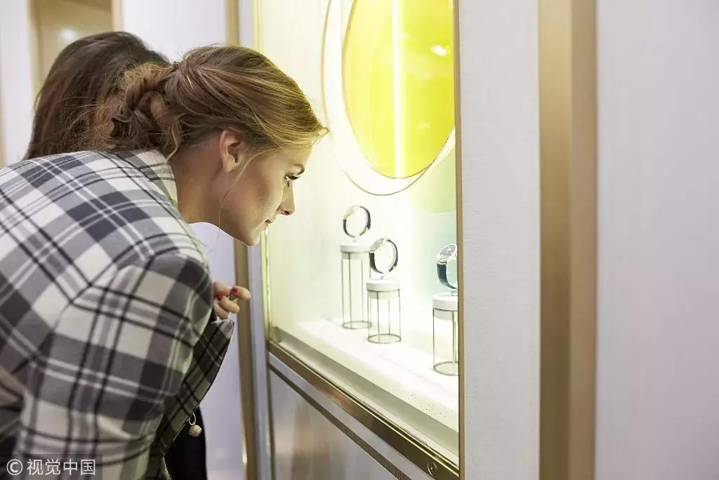 奢侈品的最后坚守，要不要上网卖？丨Cover计划