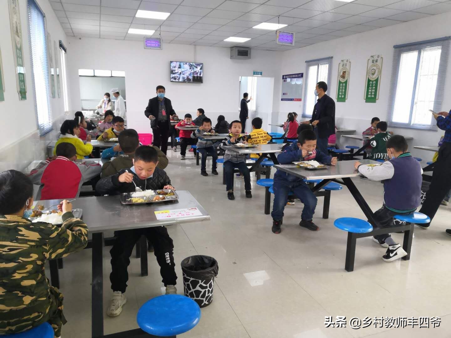 鍋忚繙鍦板尯瀛︽牎椋熷爞,鍋忚繙灞卞尯瀛︽牎椋熷爞