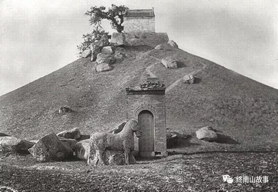 民国一位青年官员来到关中，在周公墓上打了个盹