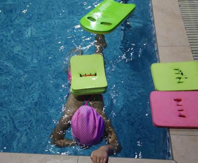 学游泳初学者怎么学,游泳初学者怎么学游泳