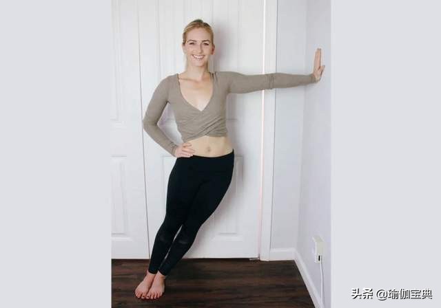 如果你的臀部感觉很紧是时候伸展一会9个简单的墙壁瑜伽伸展练习