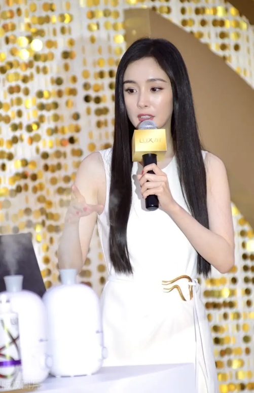 杨幂逛街被偶遇三里屯穿搭照片,杨幂逛维密被偶遇