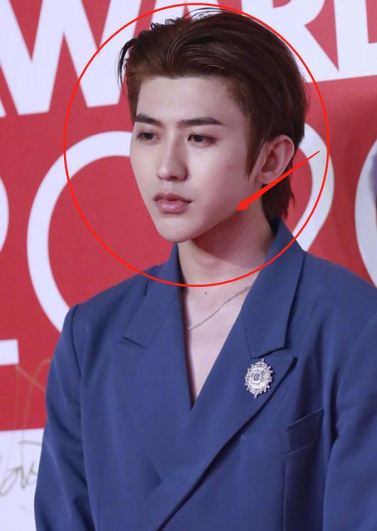 蔡徐坤受邀风尚大典,里衣失踪粉丝不淡定,生图神似男版芭比娃娃