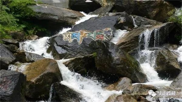 走青藏线翻越唐古拉山来到拉萨,西藏工布江达县的山脉