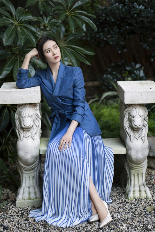 刘诗诗流金岁月西装外套搭半裙,流金岁月刘诗诗穿搭格子西装