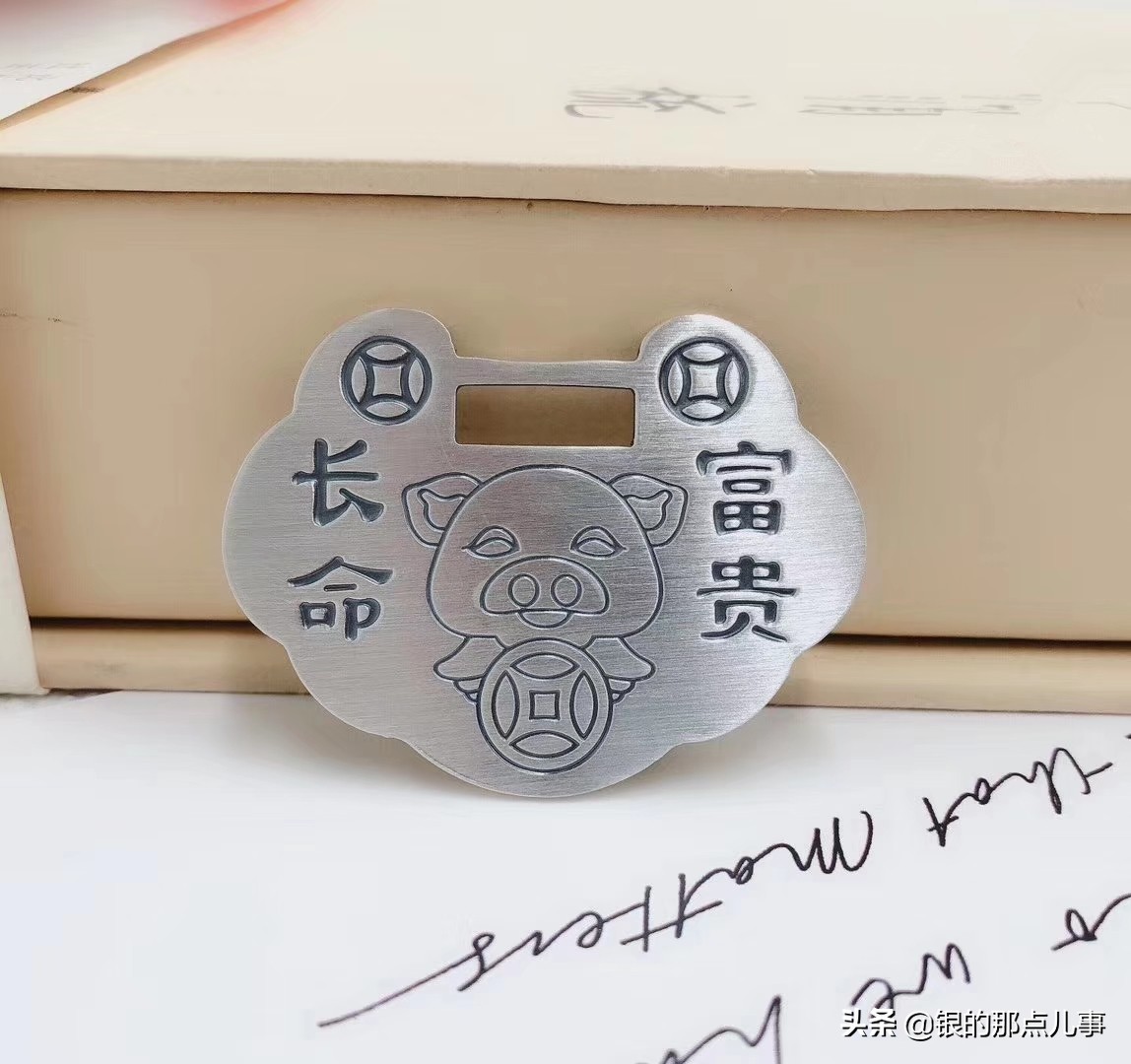 小银锁可以自己买给自己戴吗,银锁项链自己戴了可以送人吗