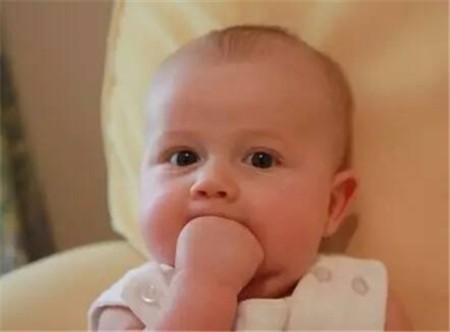 宝宝总是吃手干预还是不干预,宝宝吃纸会有什么影响