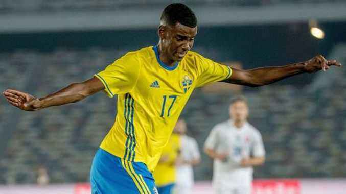 球场上呼吁不要种族歧视,球场上抗议种族歧视活动