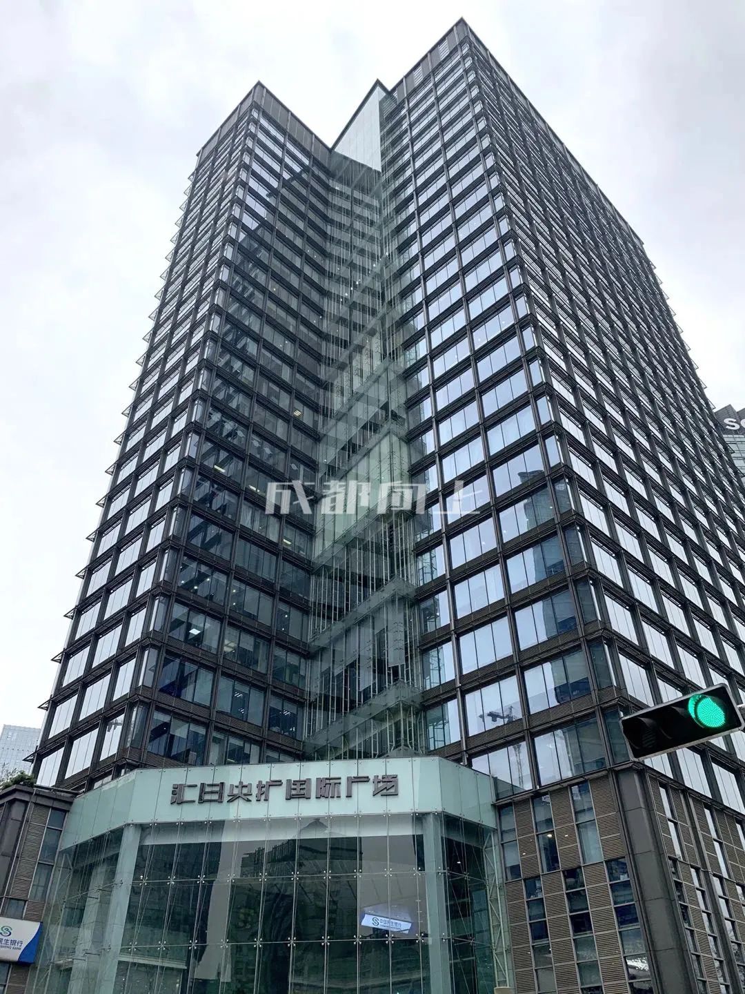 如何让成都变东京？网友：大LOGO收敛点