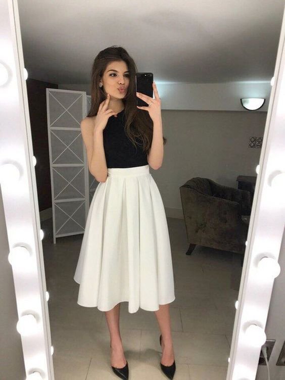 小肚子大适合穿百褶裙还是一步裙,百褶裙显小腹