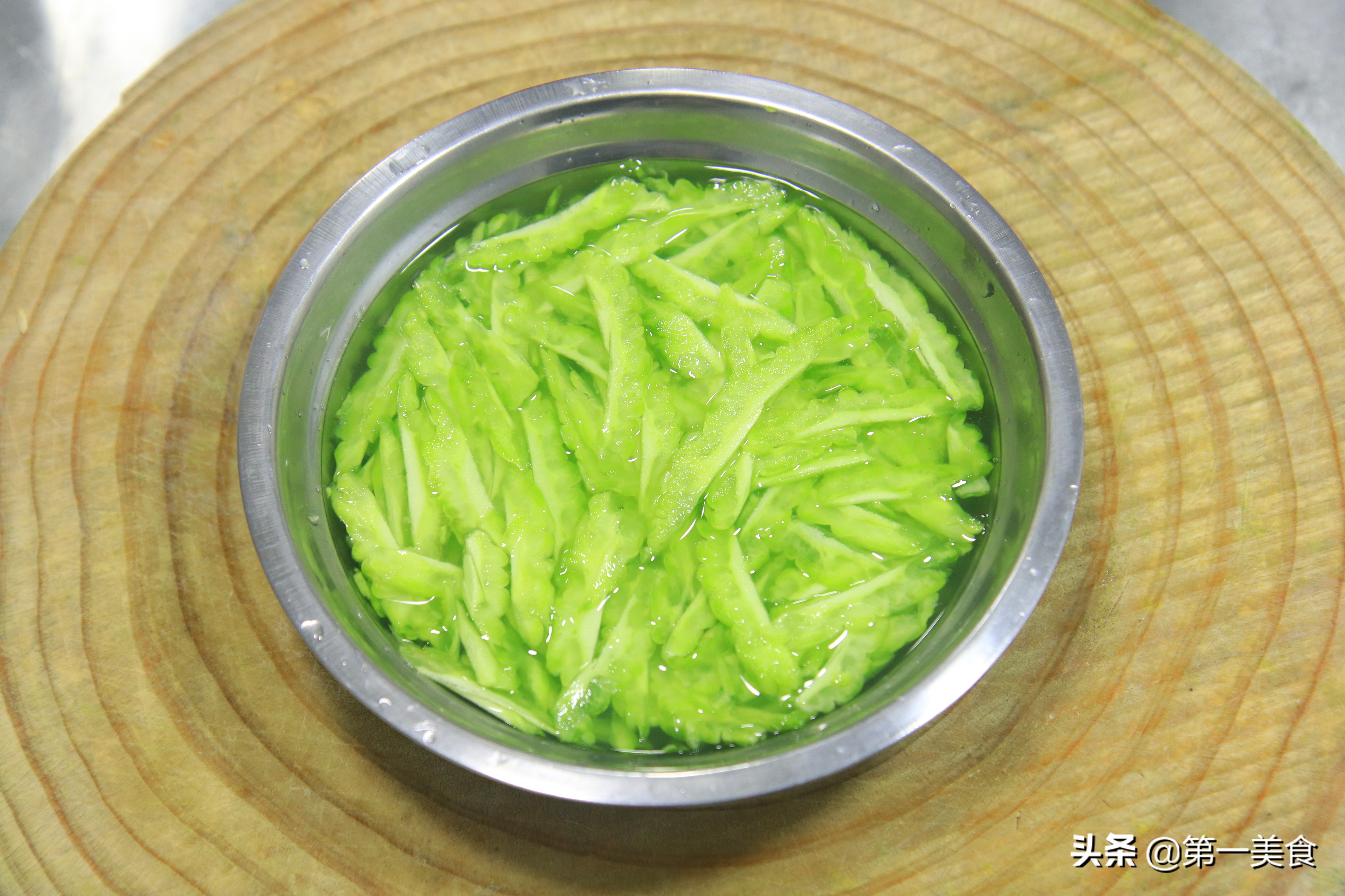 苦瓜煎鸡蛋苦瓜需要用水焯一下吗,厨师苦瓜炒鸡蛋的做法