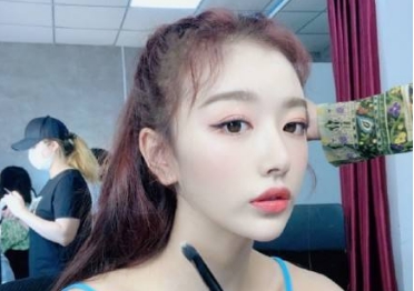 刘海可以盖住发际线的发型,适合发际线高并且没有刘海的发型