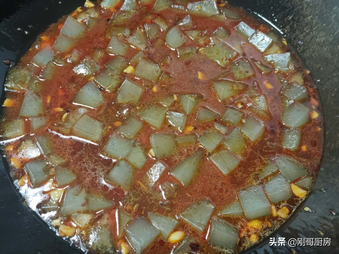 炒凉粉要不要焯水,炒凉粉要不要拿油刨下