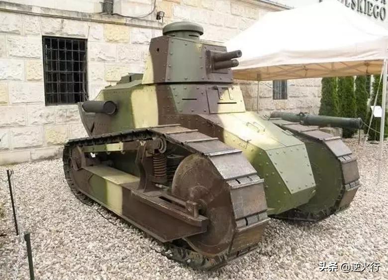 重量超过100斤的反坦克步枪，*弹子**比手还长，上膛动作就像上发条