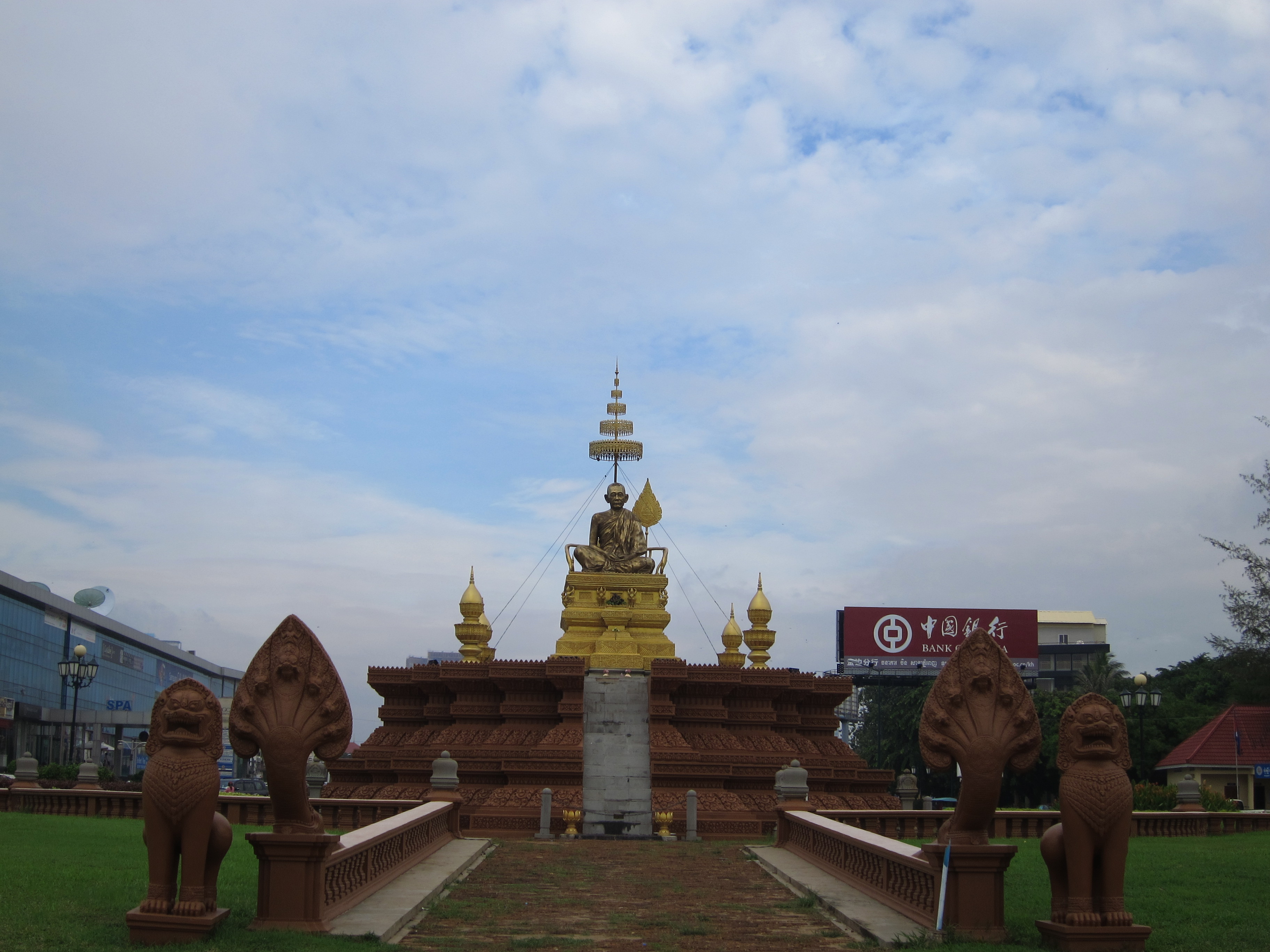 中国小伙在柬埔寨的视频,骑行去柬埔寨的小伙