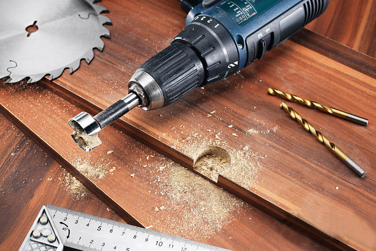 拧螺丝打孔手电钻,钻孔能力强的电钻该怎么选