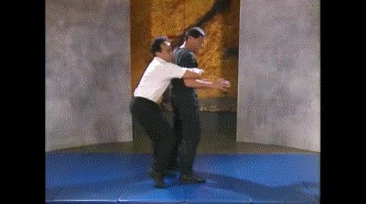 被锁喉怎么反击教学,格斗技巧教学锁喉