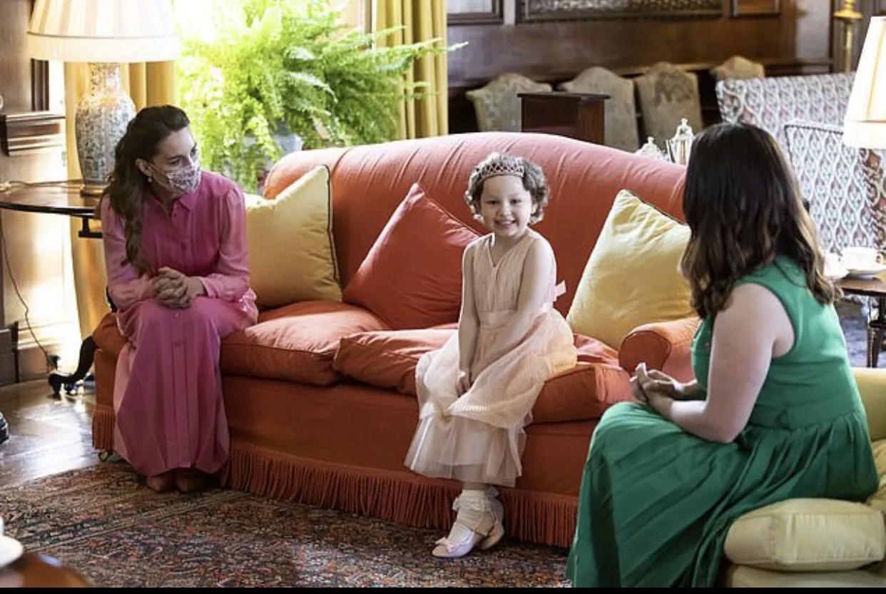 凯特用行动播撒爱，穿粉裙会见白血病女孩，曾经的承诺不曾忘记