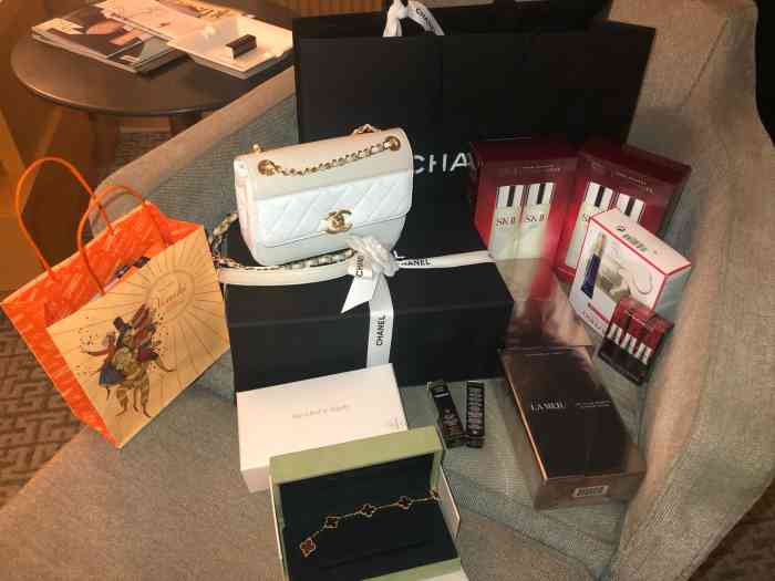 去专柜柜姐服务态度不好怎么办,专柜柜姐态度不好可以投诉吗