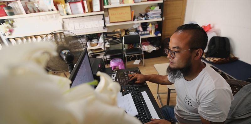 农村小伙回家创业种葡萄,农村小伙回家创业种甘蔗