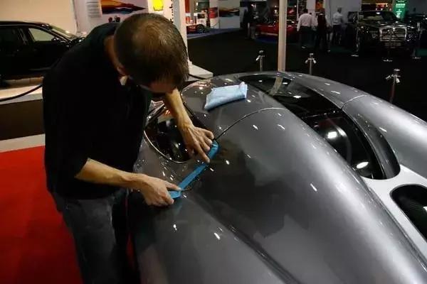 全球最贵的洗车工洗一次收费五万,英国90后小伙开洗车行