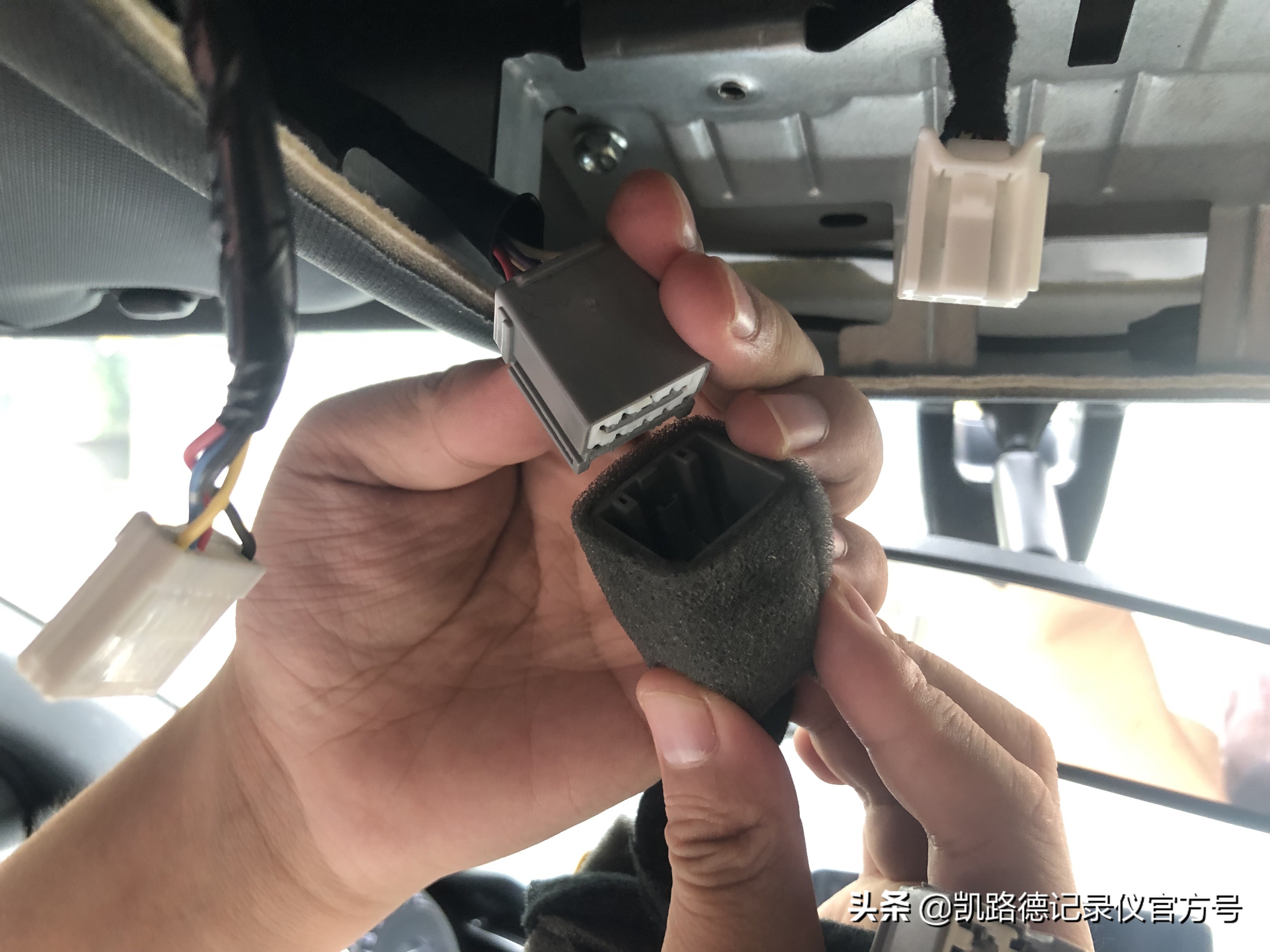 22款马自达3昂克赛拉装行车记录仪,马自达3昂克赛拉记录仪取电位置