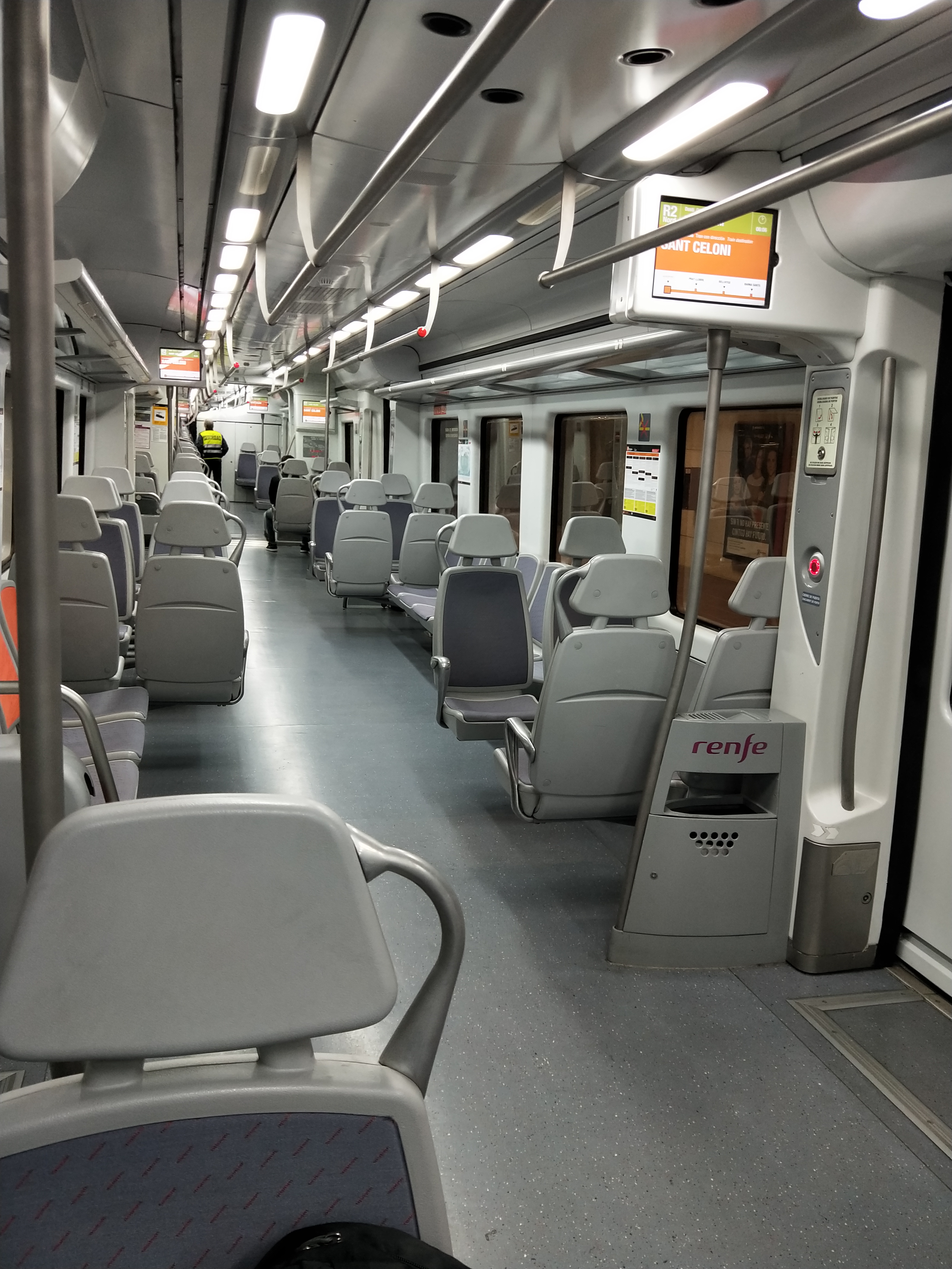 南欧自由行趣事糗事15：夜宿机场，遇到*威示***行游**，接受贴面礼