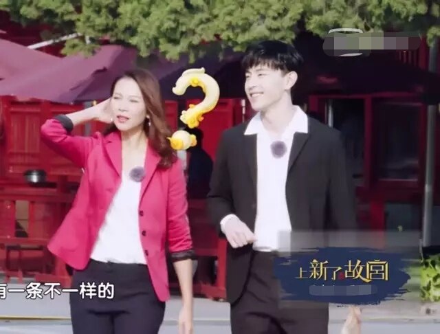 邓伦太白了，剧组要为他换摄像机！网友：不愧是“牛奶肤邓伦苏”