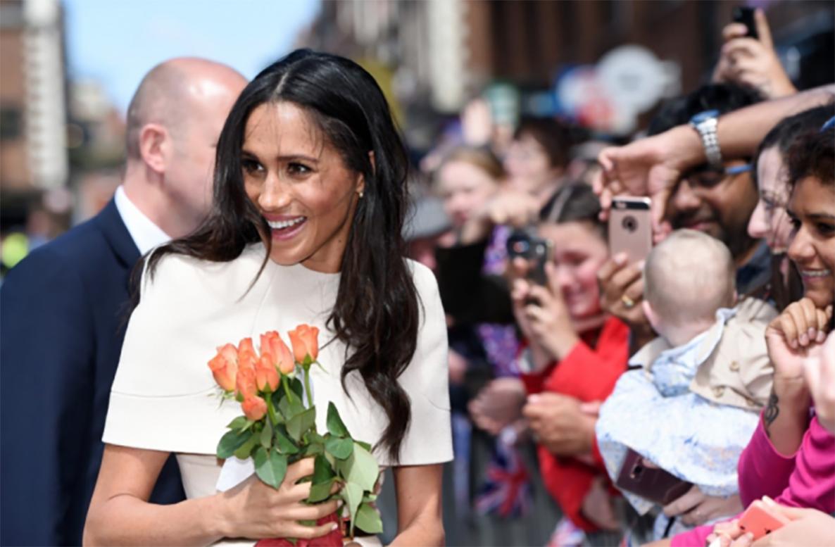 梅根回归王室后首次见女王,梅根出席王室活动不自信