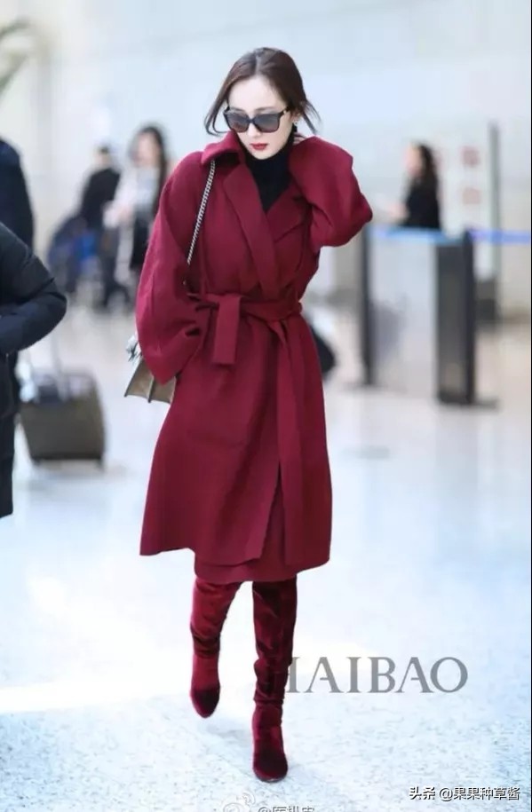 杨幂黑色字母袜王牌对王牌,杨幂格子衫高筒靴秀逆天长腿