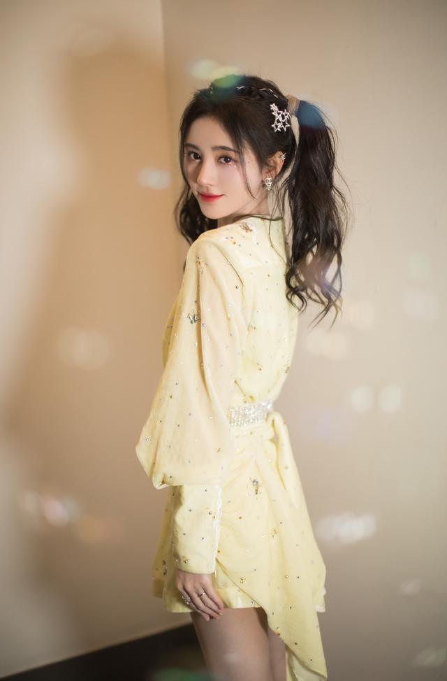 鞠婧祎半扎双马尾造型,鞠婧祎扎低双马尾