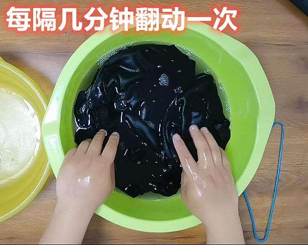 黑色被84腐蚀变色的衣服怎么复原,浸泡掉色的衣服可以恢复吗