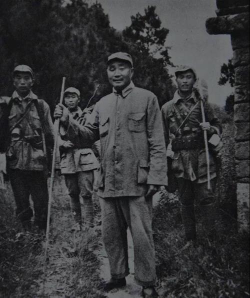 他经历了中国革命战争的全部过程，几十万敌军斗不过他的一只眼睛