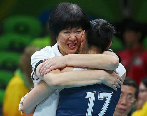 郎平生病时候的照片,21岁的“铁榔头”郎平