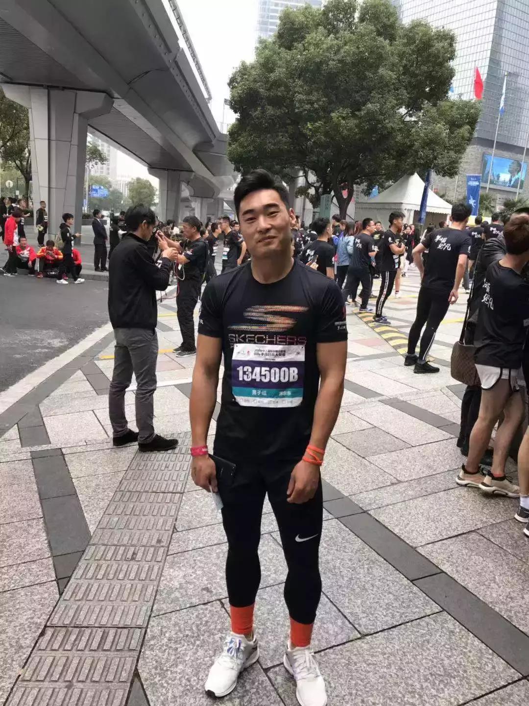 中国少侠蒲东东竟是马拉松专业户，四个月轻松跑完三场马拉松！