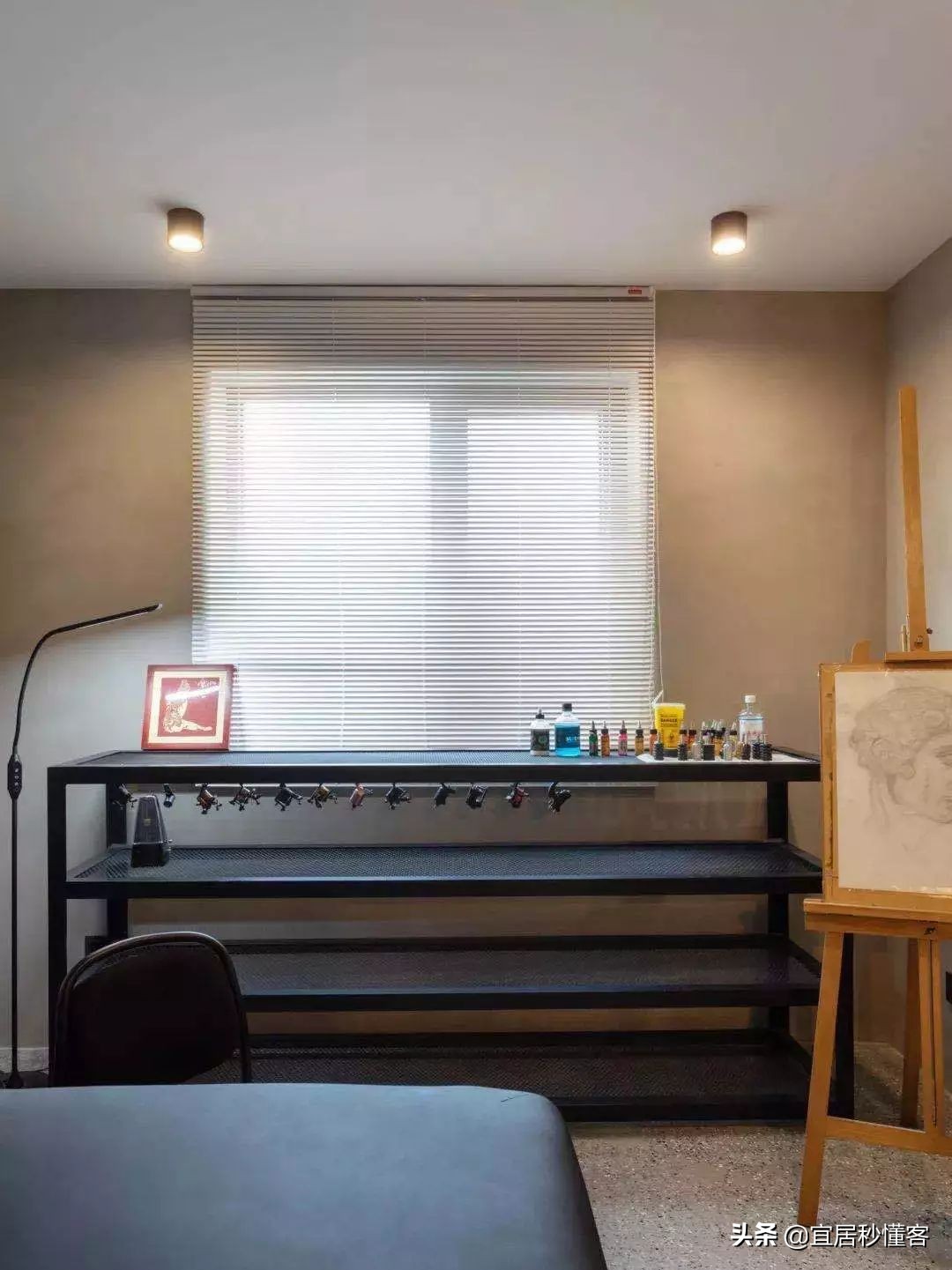 98年纹身师一人宅,酷炫工业风,家里一半面积是客厅