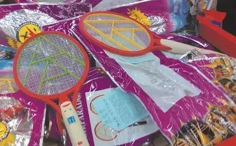 烦人的蚊子被自动引诱过来，“啪啪啪”轻松捕杀，这杀器太爽了！