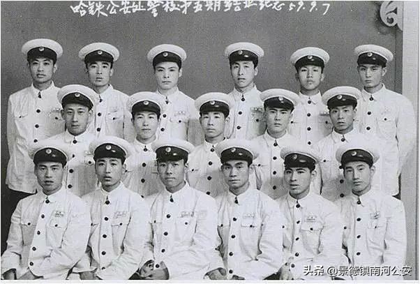 珍贵实拍70年代,一张图看警服的变迁