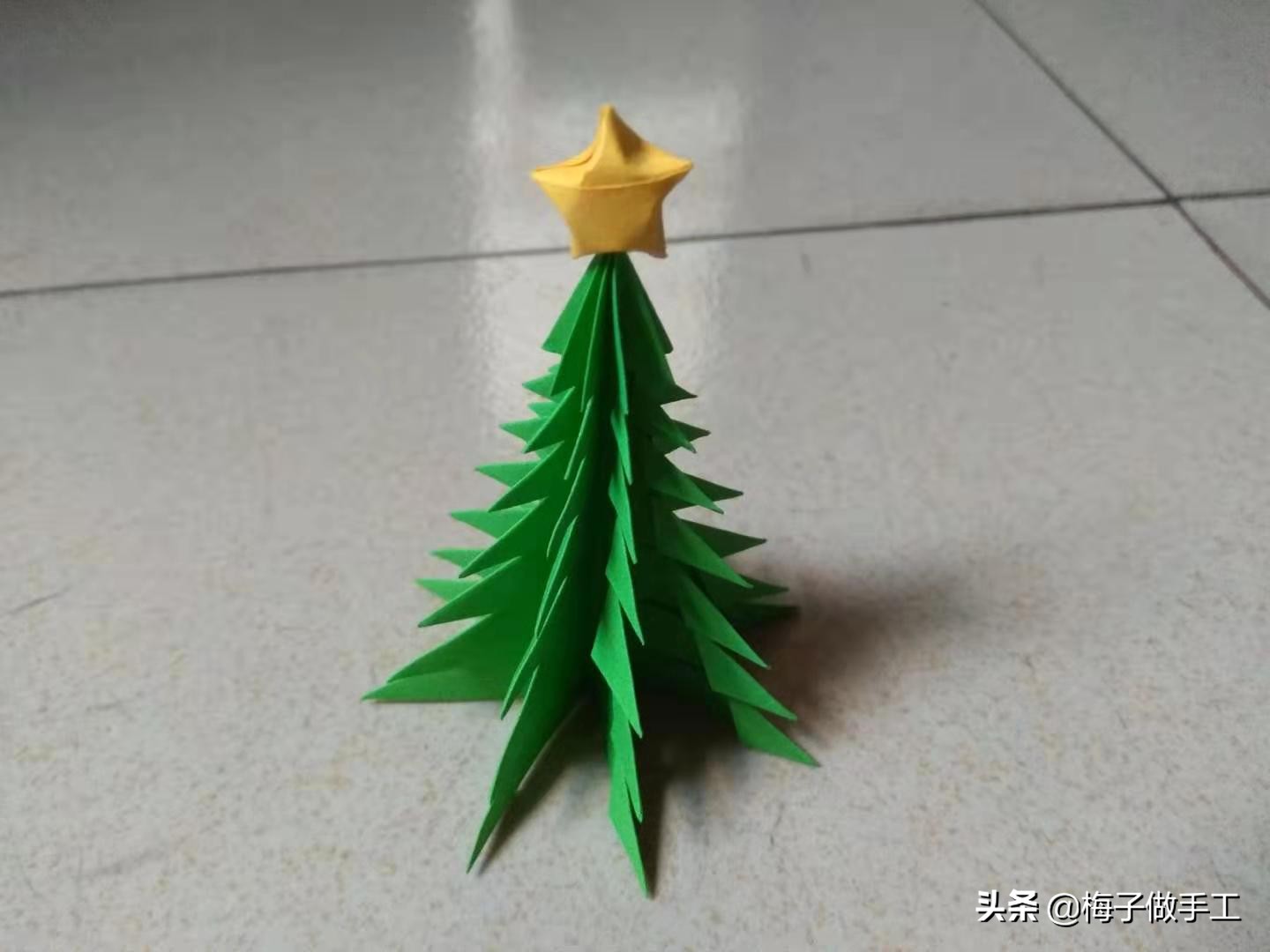 用一张纸就能折圣诞树,折法还那么简单,适合宝宝做的折纸手工哦