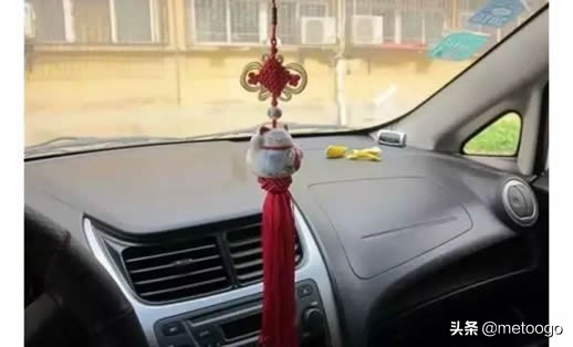 车内挂饰品违反哪条交规,车内悬挂挂件违章吗