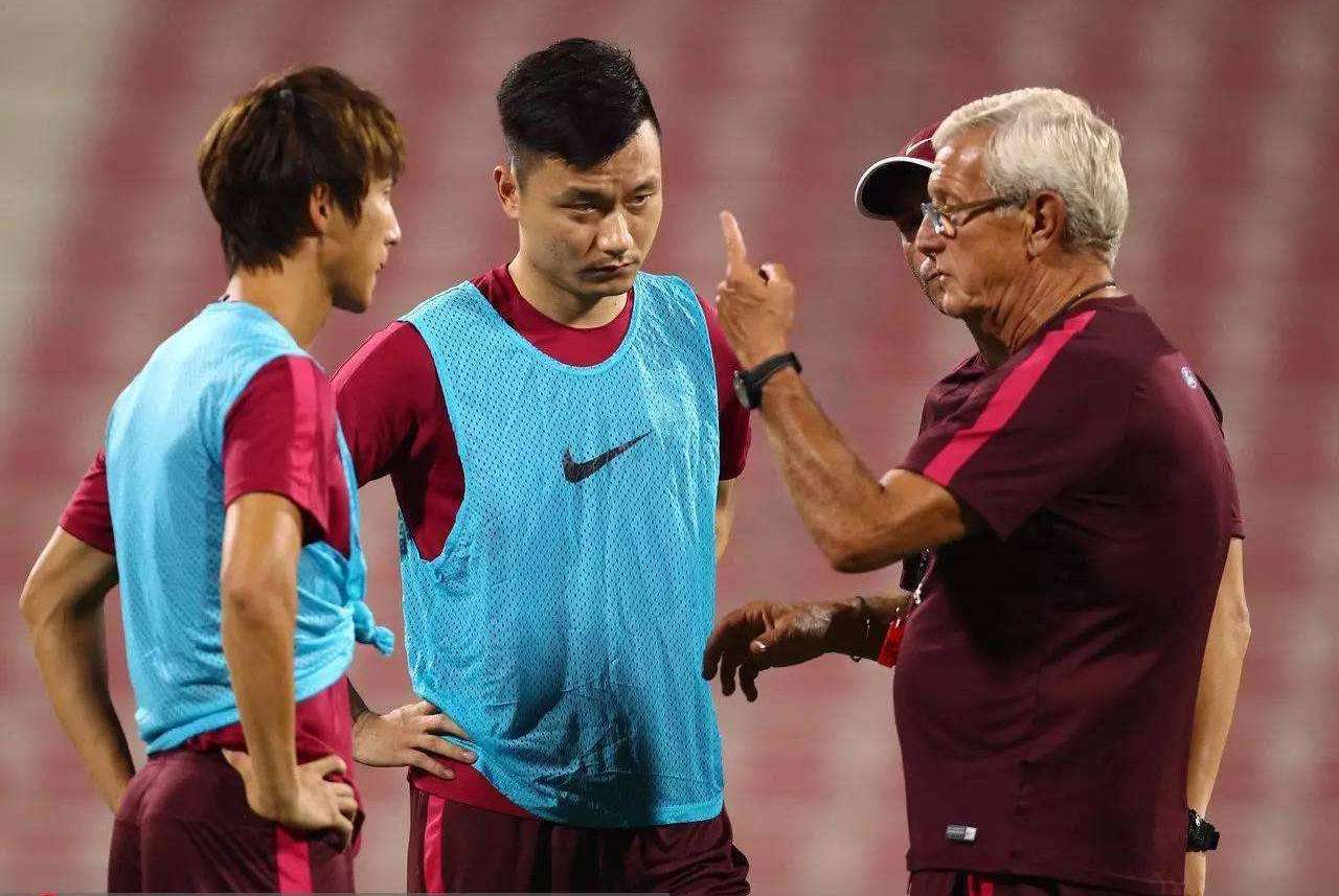 中国足球里皮握手被甩开,里皮意大利和中国握手