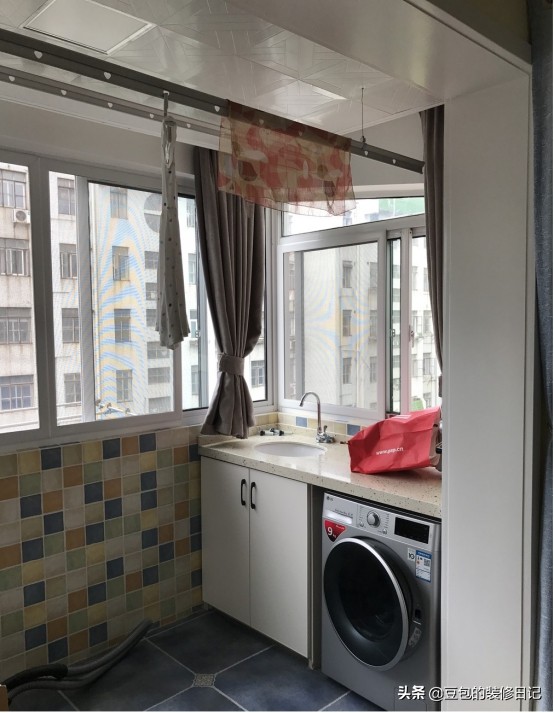 阳台两个灯怎么安装电动晾衣架,阳台电动晾衣架装修方案