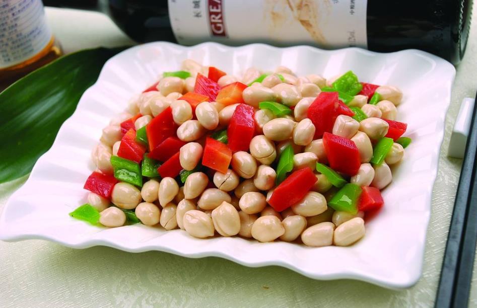 每次用花生米煮鱼都发黑怎么回事,花生米一炒就黑什么原因