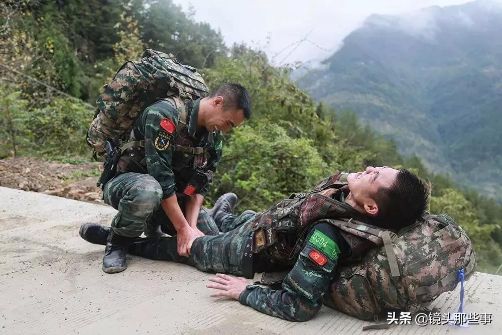 特种兵敬礼动态图,迷彩服军人背面敬礼照片