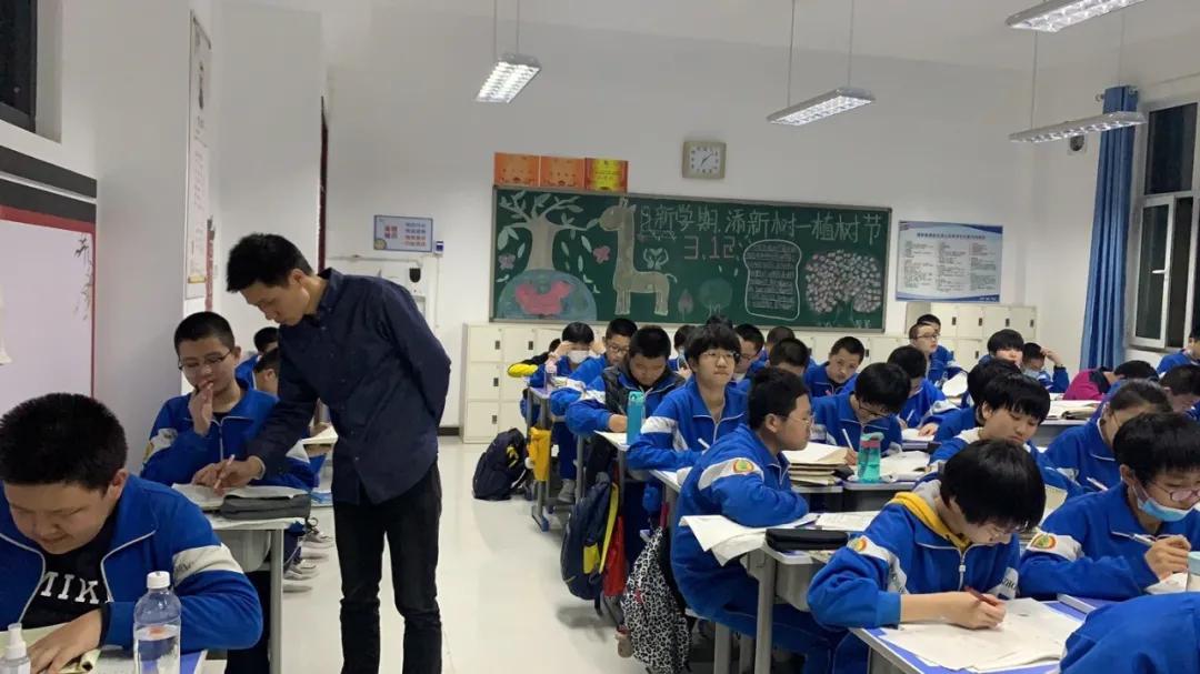 晚自习同学们在争分夺秒的学习,自习课上同学们都在埋头复习